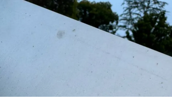 首批交付的賽博不銹鋼皮卡汽車，已經開始生銹了